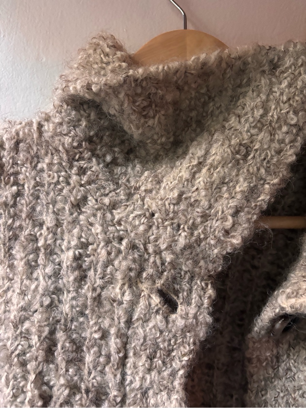 Cozy Vintage Women's Beige 100% Wool Chunky Bouclé Button-Up Cardigan Sweater - Picture 12 of 14